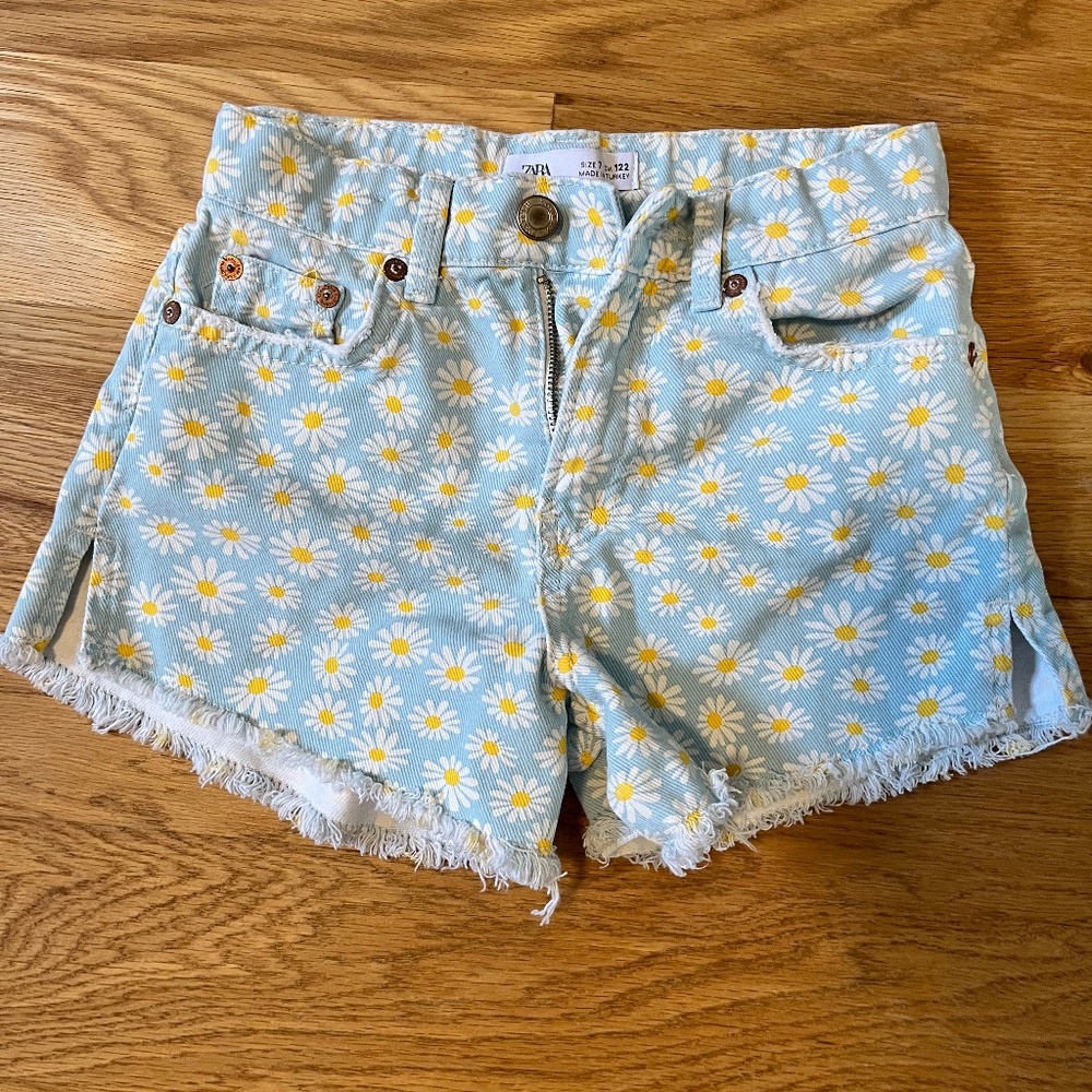 Daisy print Zara Jean shorts